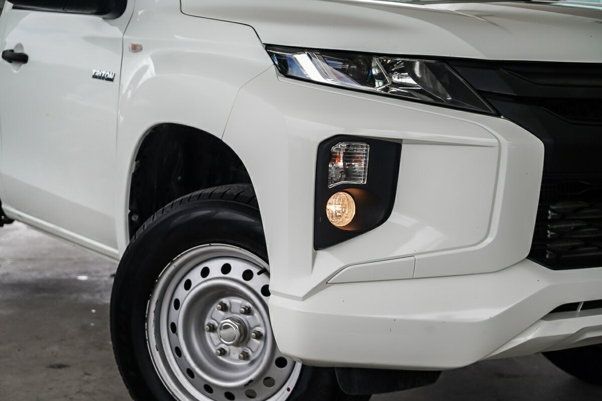 Mitsubishi Triton image 2