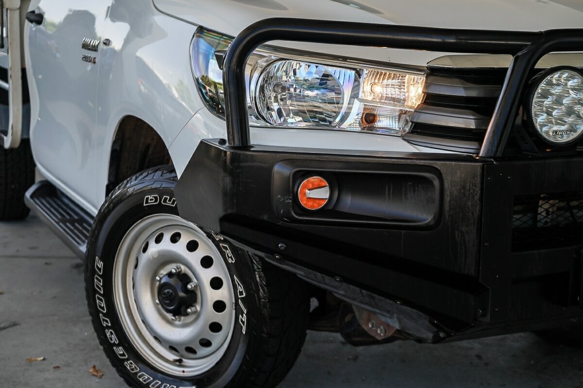 Toyota Hilux image 2