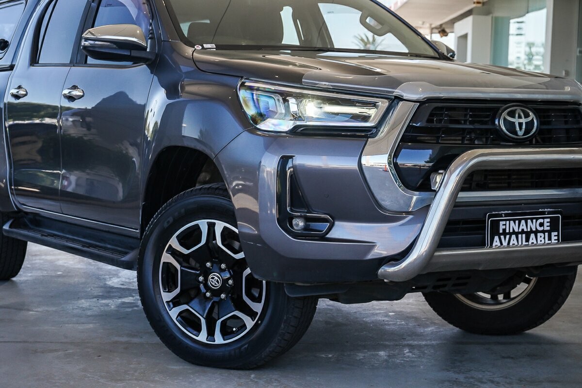 Toyota Hilux image 2