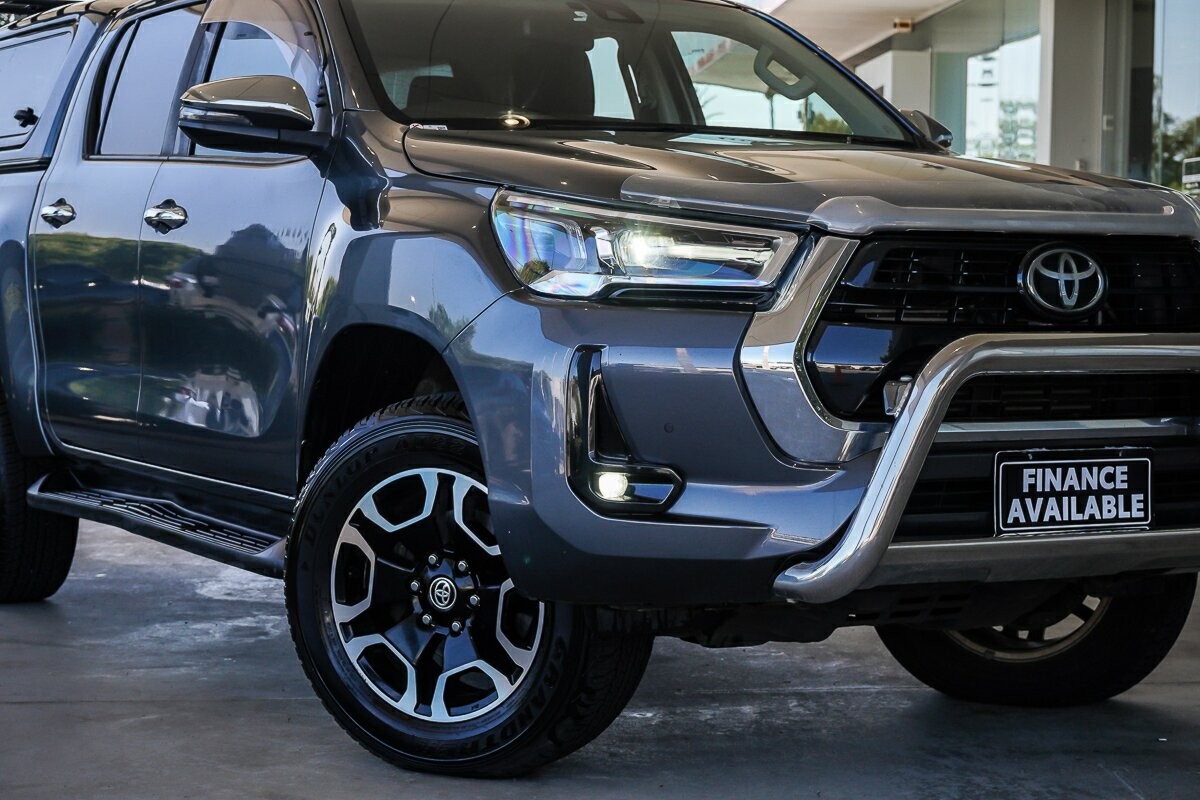 Toyota Hilux image 2