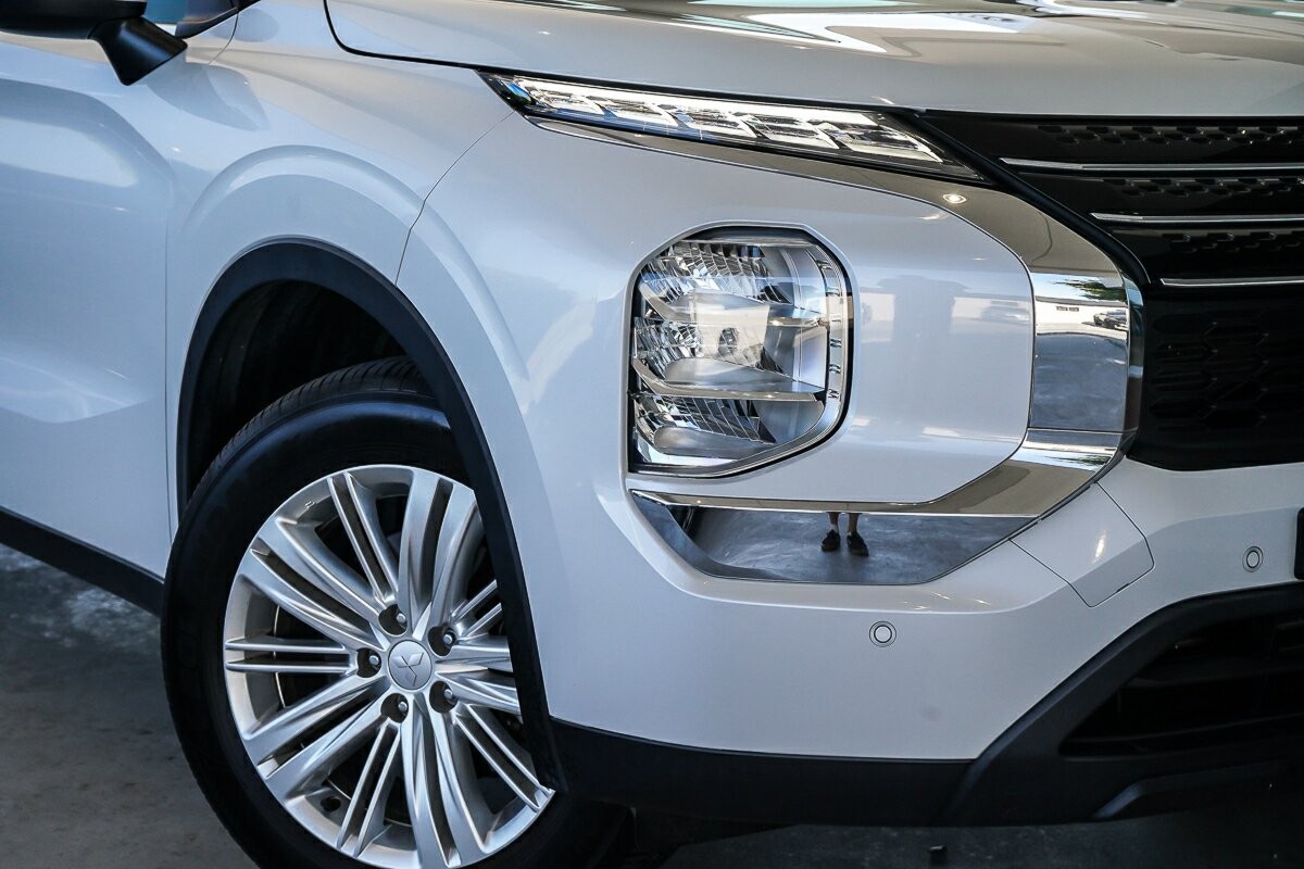 Mitsubishi Outlander image 2