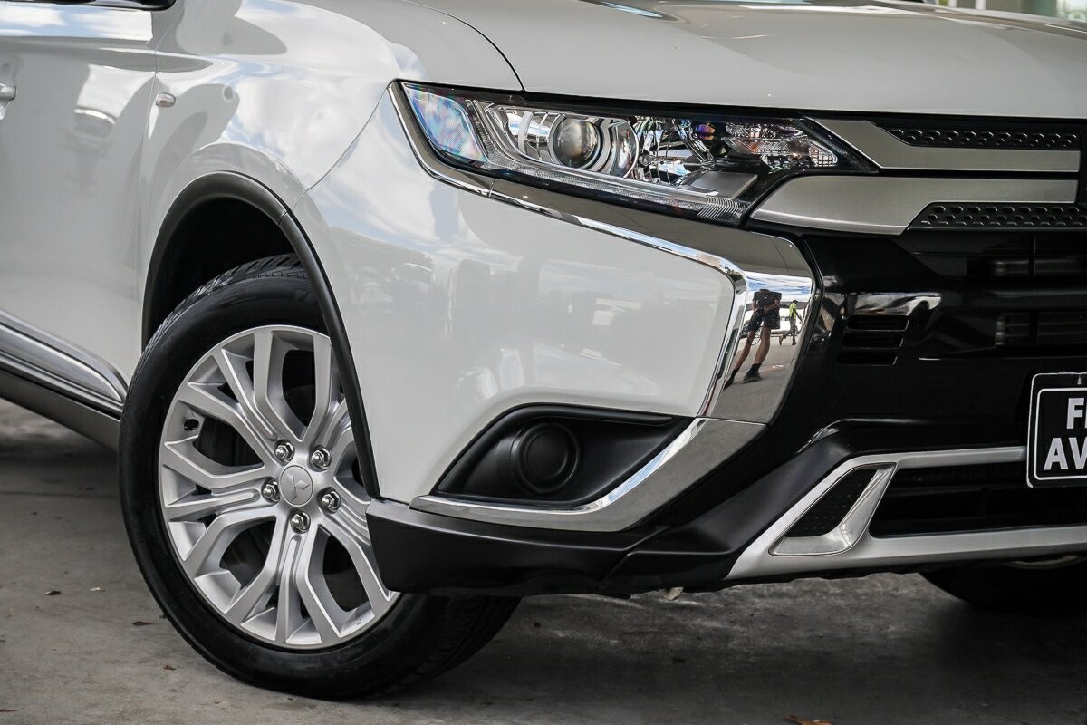 Mitsubishi Outlander image 2
