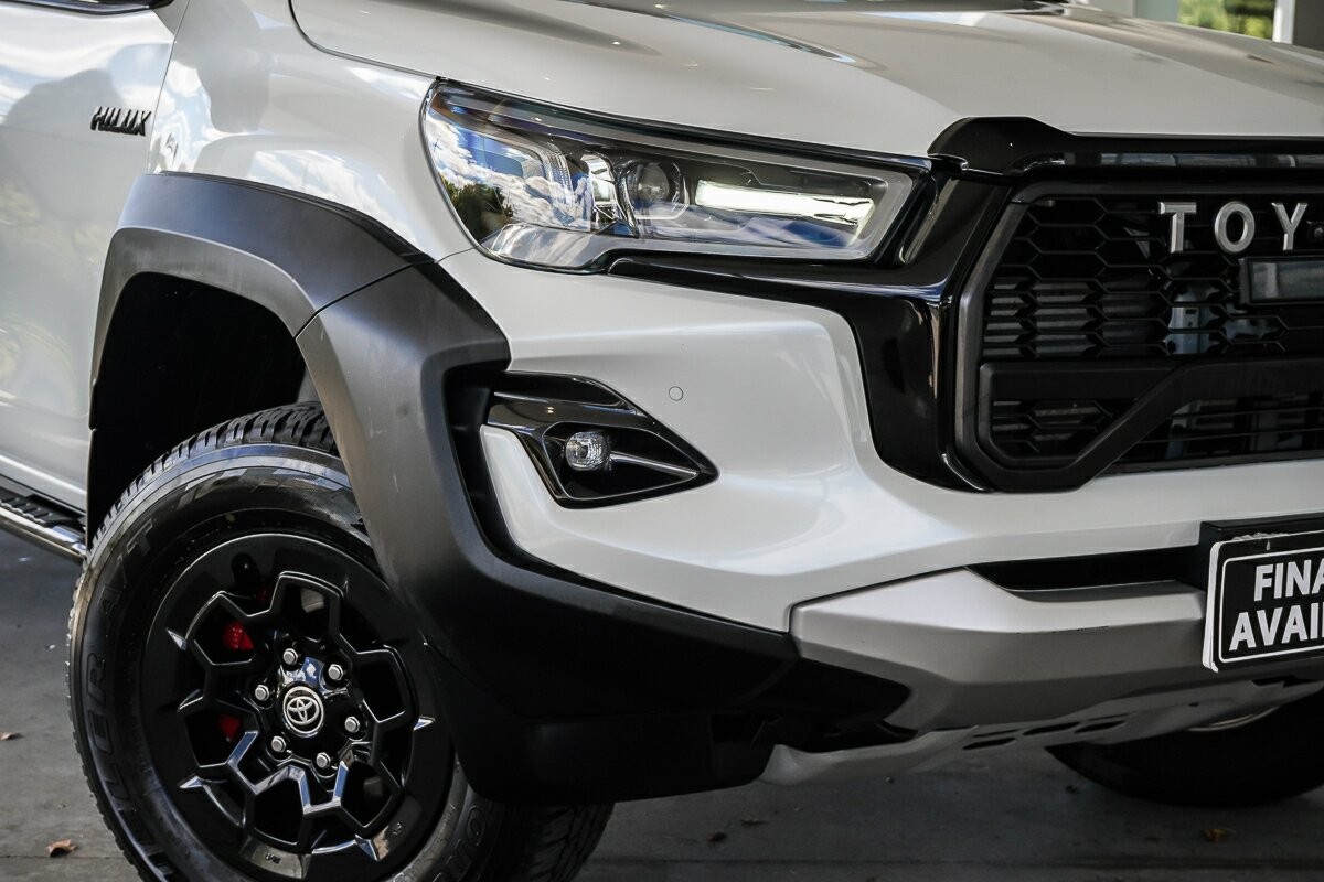 Toyota Hilux image 2