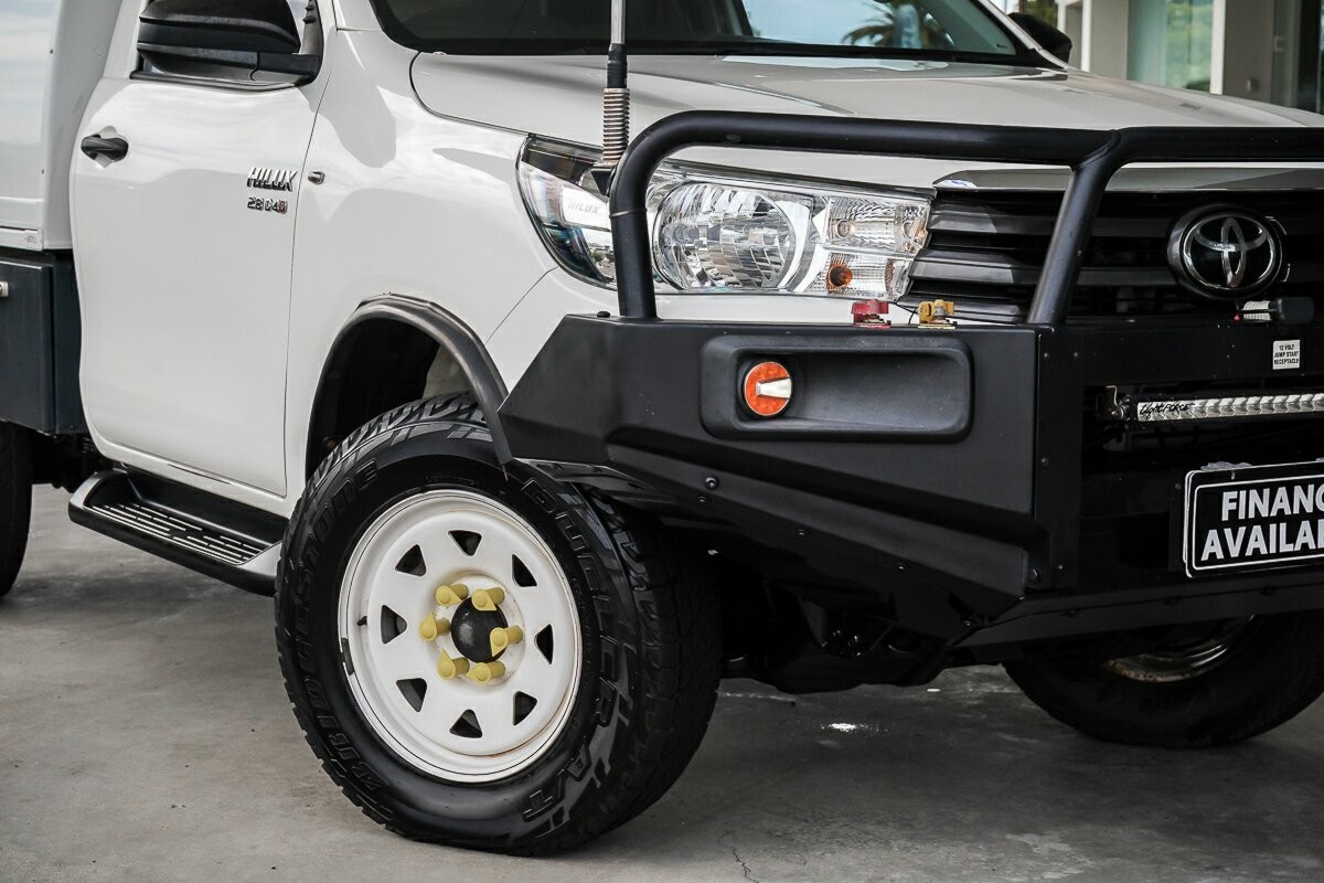 Toyota Hilux image 2