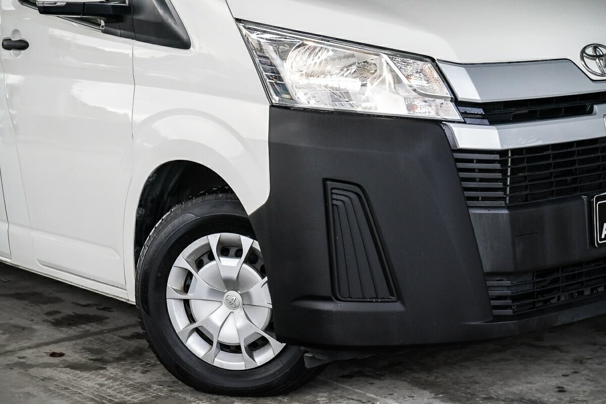 Toyota Hiace image 2