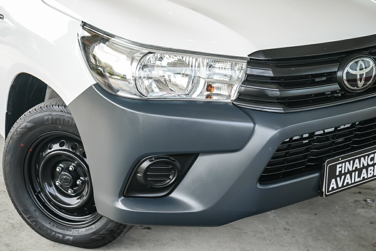 Toyota Hilux image 2