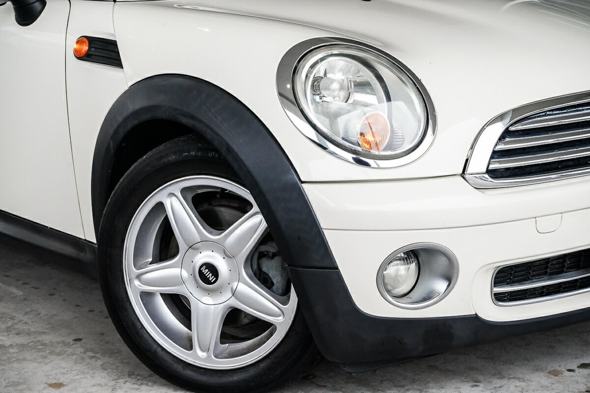Mini Hatch image 2