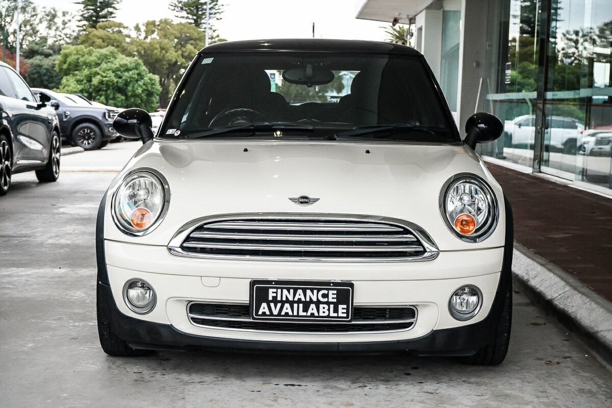 Mini Hatch image 3
