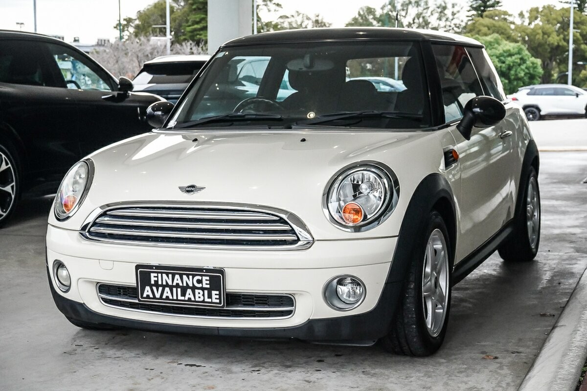 Mini Hatch image 4