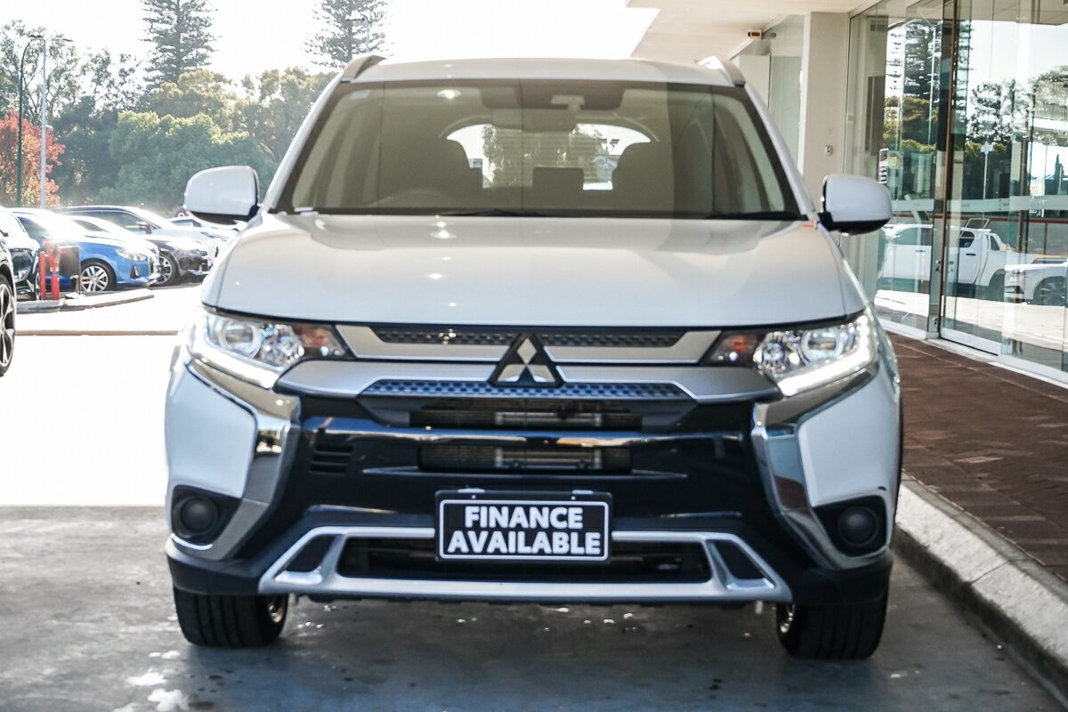 Mitsubishi Outlander image 3