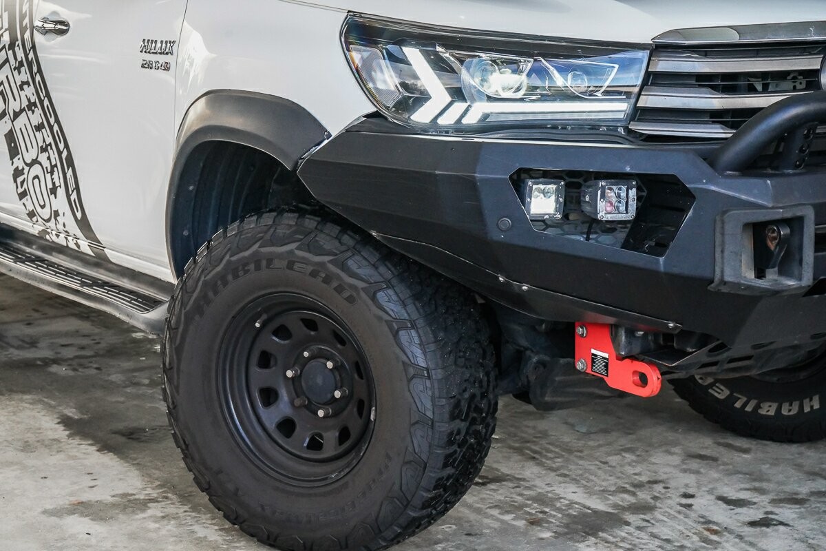 Toyota Hilux image 2