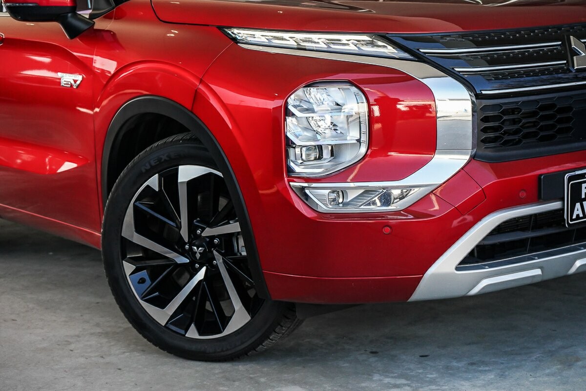 Mitsubishi Outlander image 2