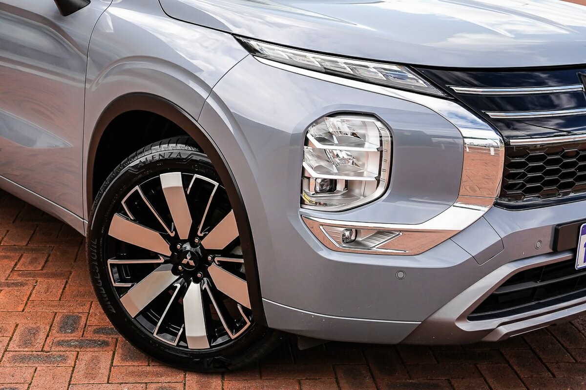 Mitsubishi Outlander image 2