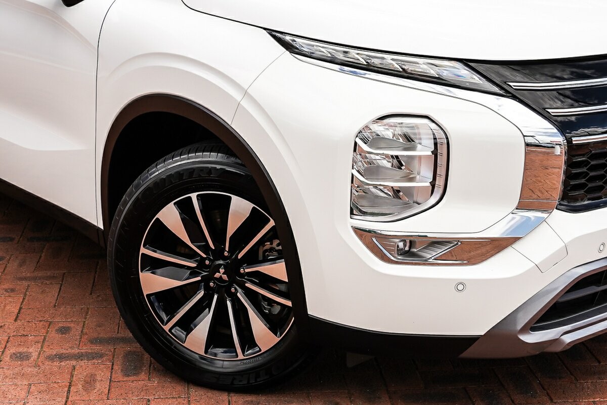 Mitsubishi Outlander image 2