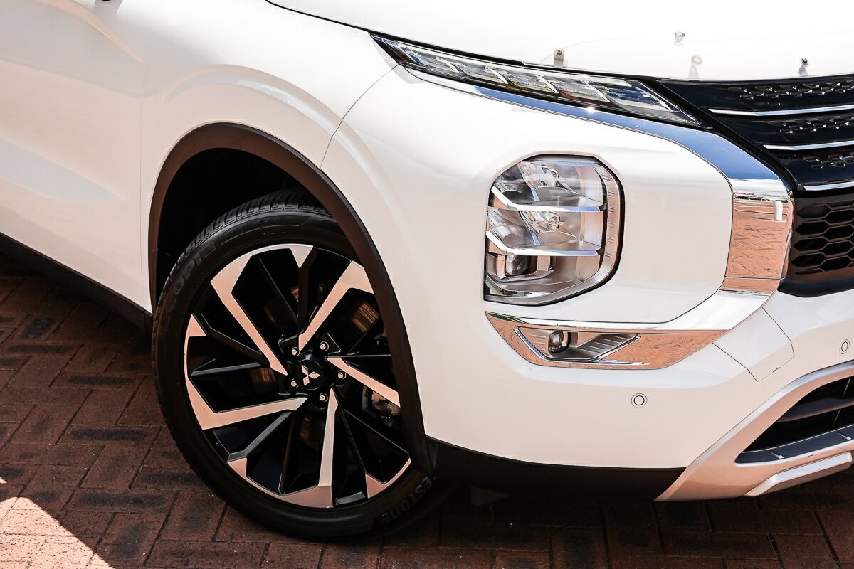 Mitsubishi Outlander image 2