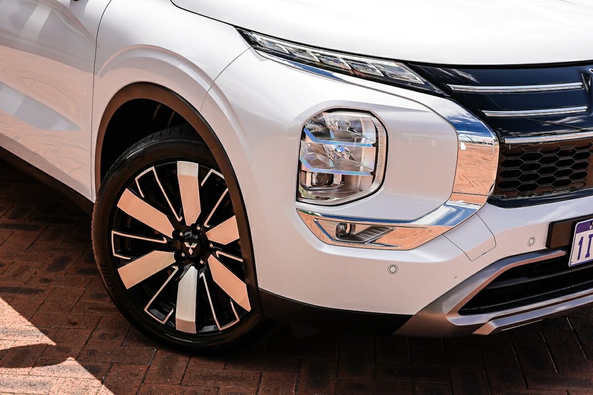 Mitsubishi Outlander image 2