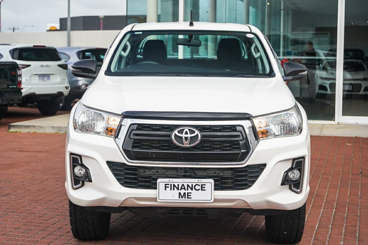 Toyota Hilux image 2