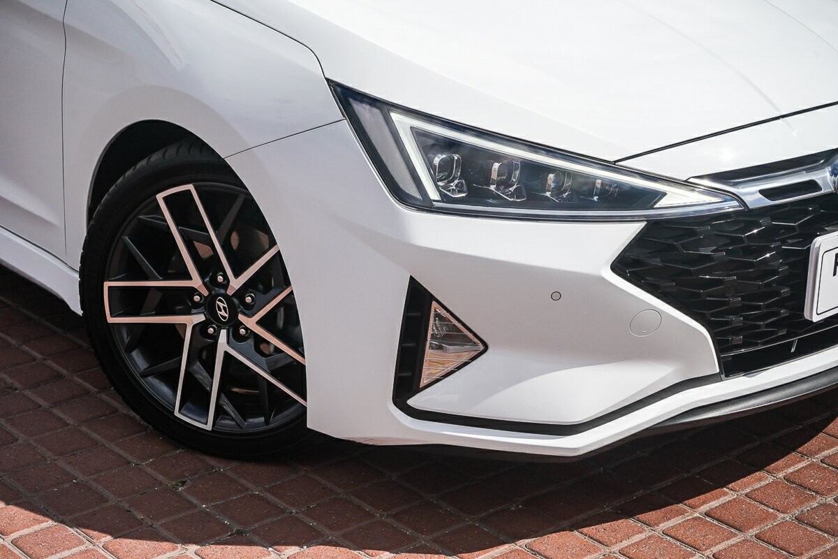 Hyundai Elantra image 2