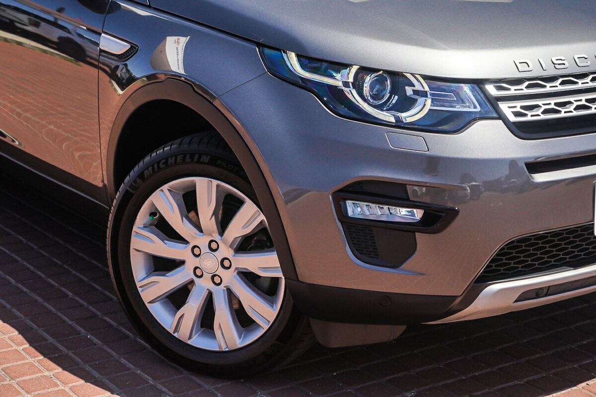 Land Rover Discovery Sport image 2