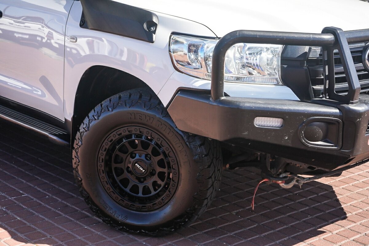 Toyota Landcruiser image 2