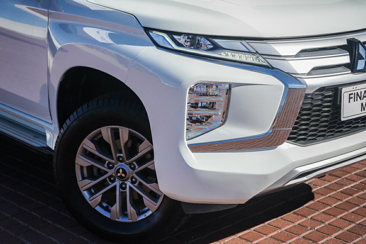 Mitsubishi Pajero Sport image 2