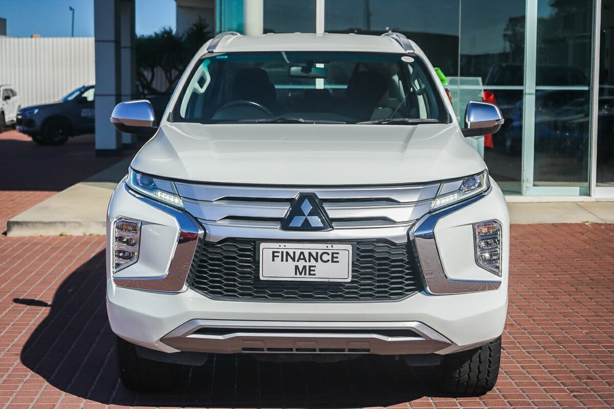 Mitsubishi Pajero Sport image 3