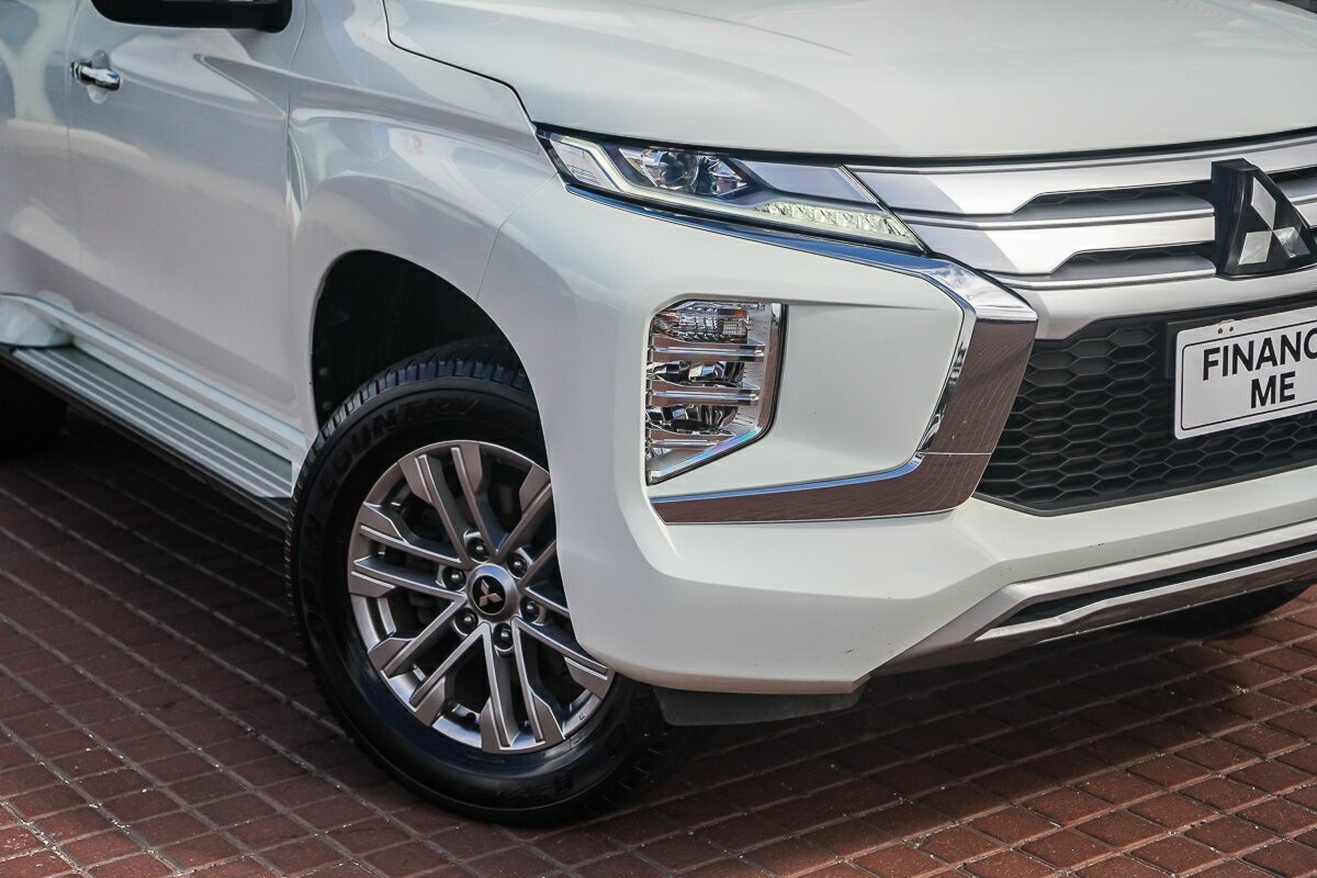 Mitsubishi Pajero Sport image 2