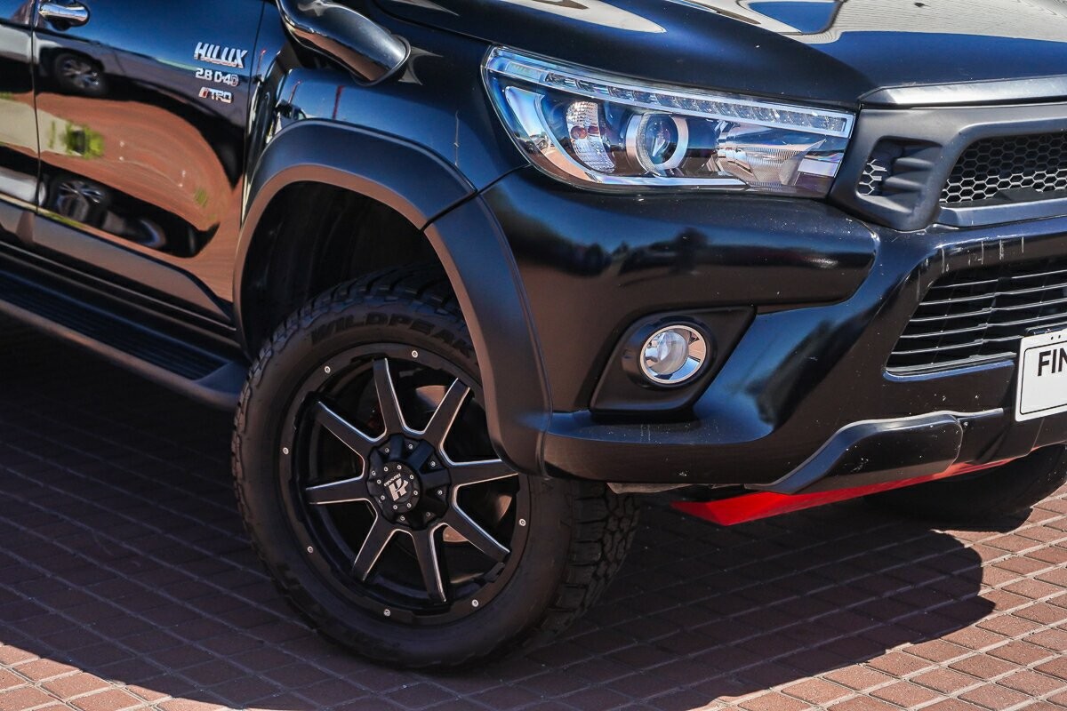 Toyota Hilux image 2