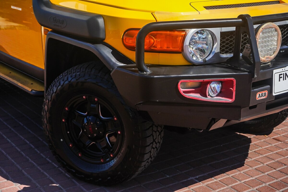Toyota Fj Cruiser image 2