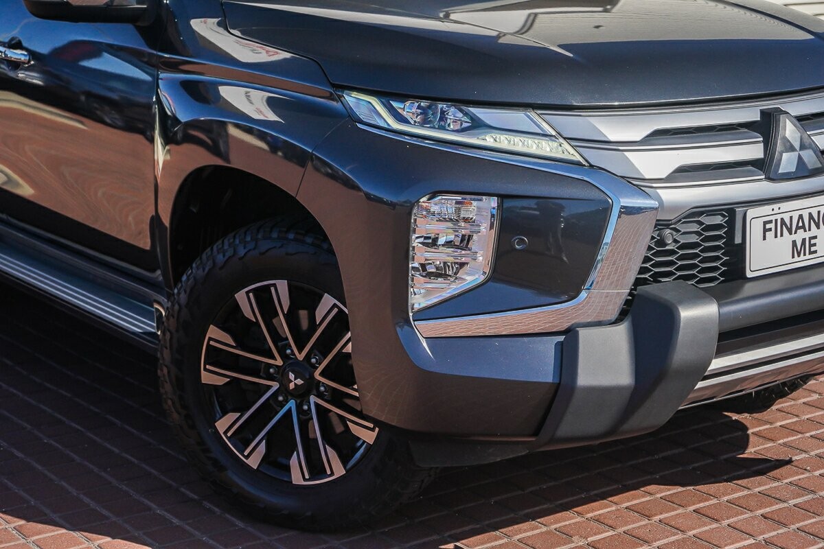 Mitsubishi Pajero Sport image 2