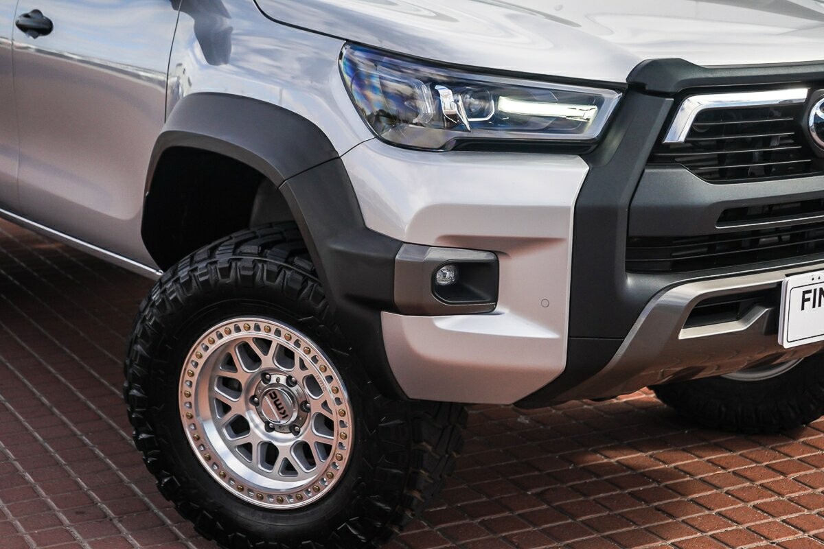 Toyota Hilux image 2