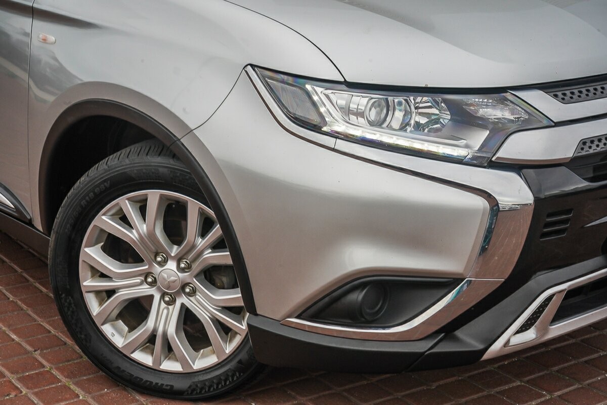 Mitsubishi Outlander image 2