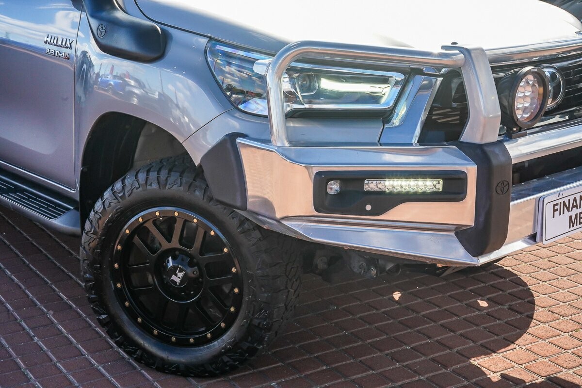 Toyota Hilux image 2