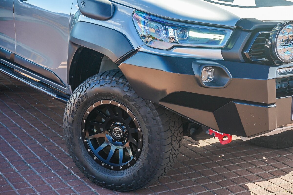 Toyota Hilux image 2