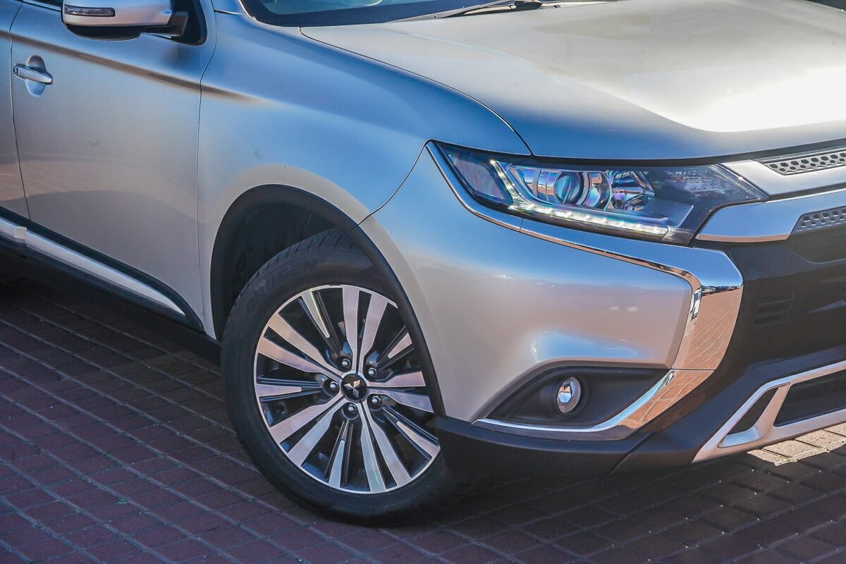 Mitsubishi Outlander image 2