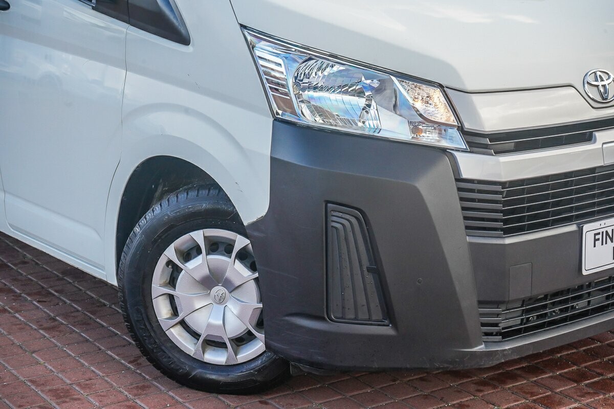 Toyota Hiace image 2