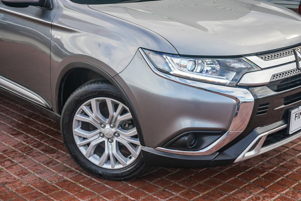 Mitsubishi Outlander image 2