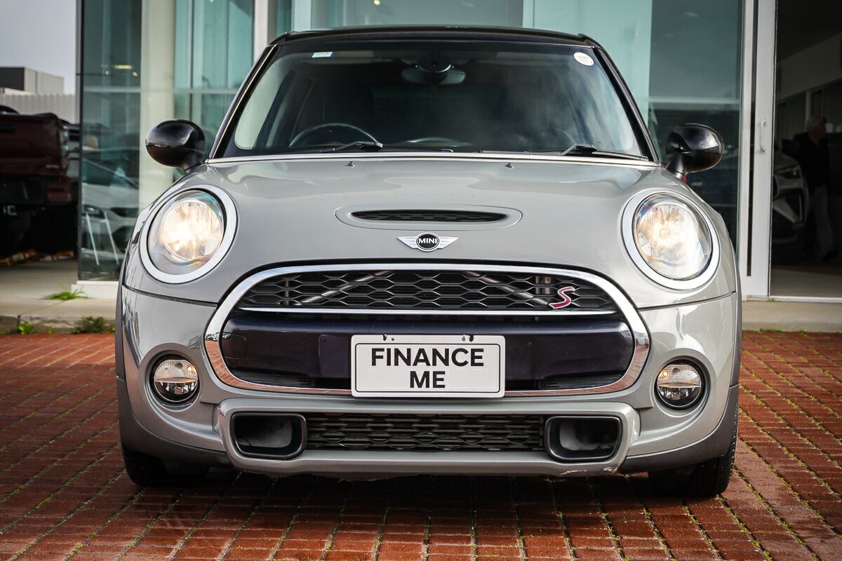 Mini Hatch image 3