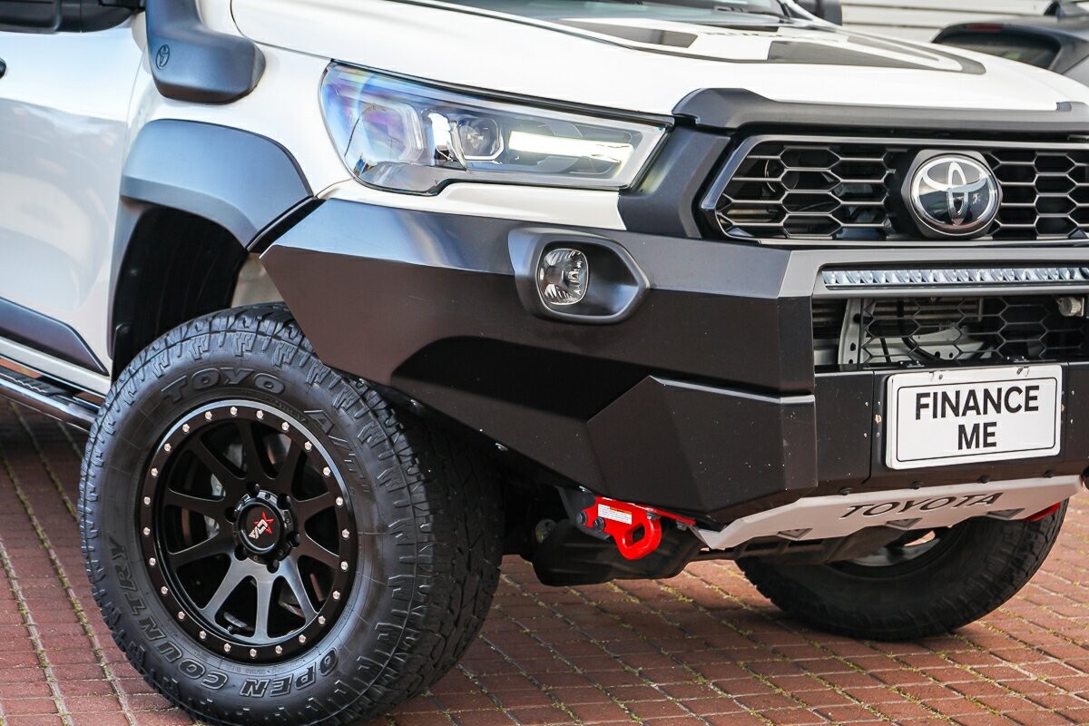 Toyota Hilux image 2