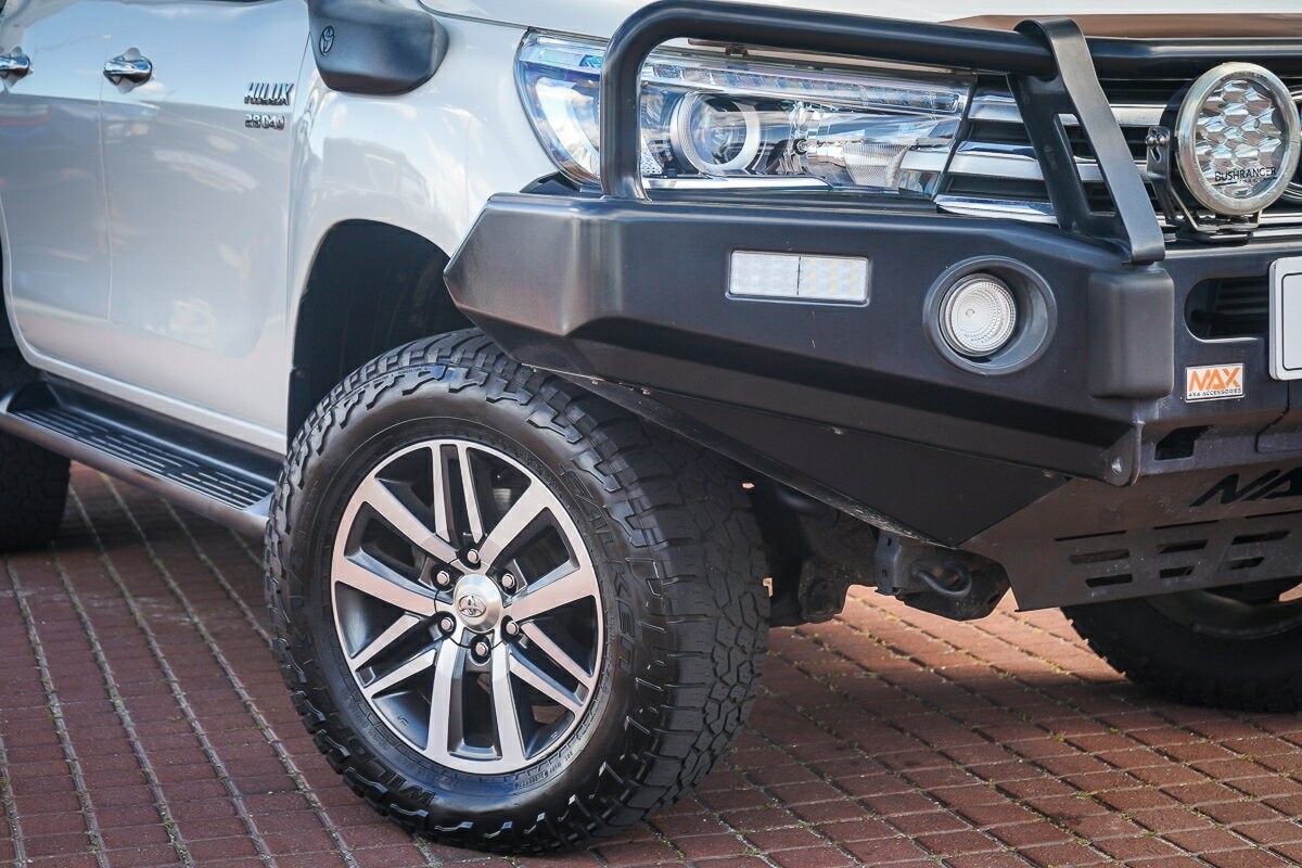 Toyota Hilux image 2