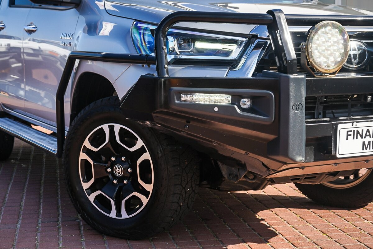 Toyota Hilux image 2