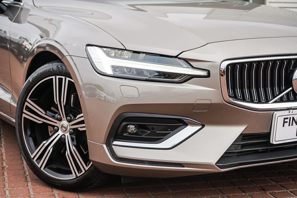 Volvo V60 image 2