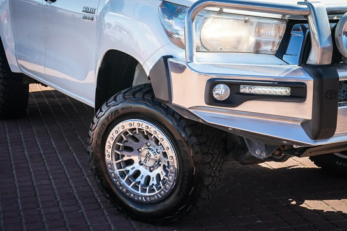 Toyota Hilux image 2
