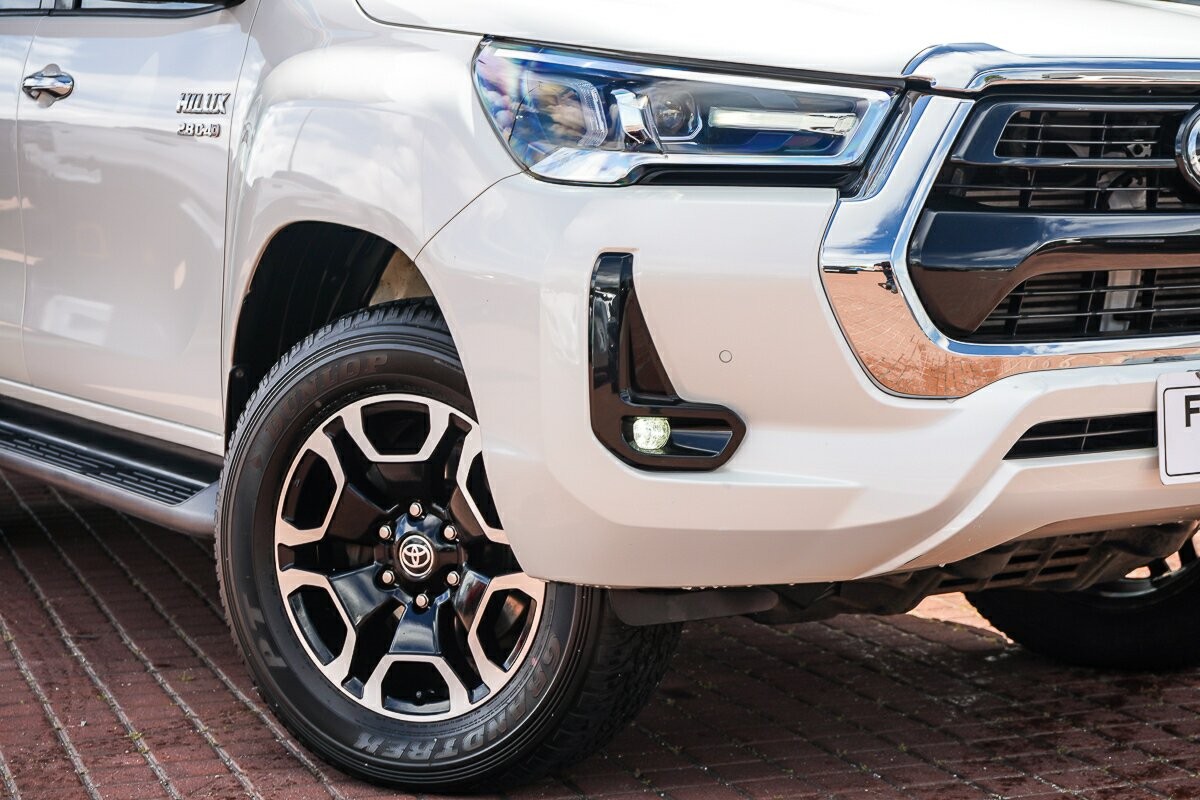 Toyota Hilux image 2