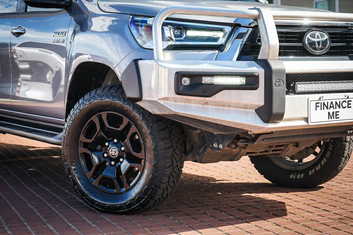 Toyota Hilux image 2