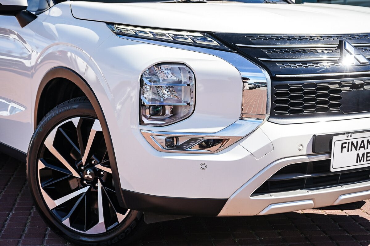 Mitsubishi Outlander image 2