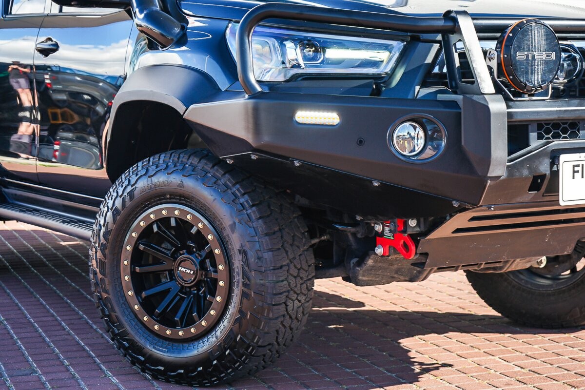 Toyota Hilux image 2