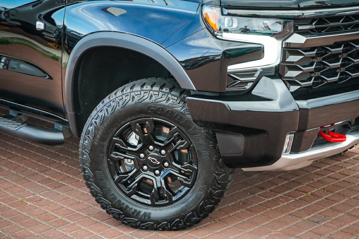 Chevrolet Silverado image 2