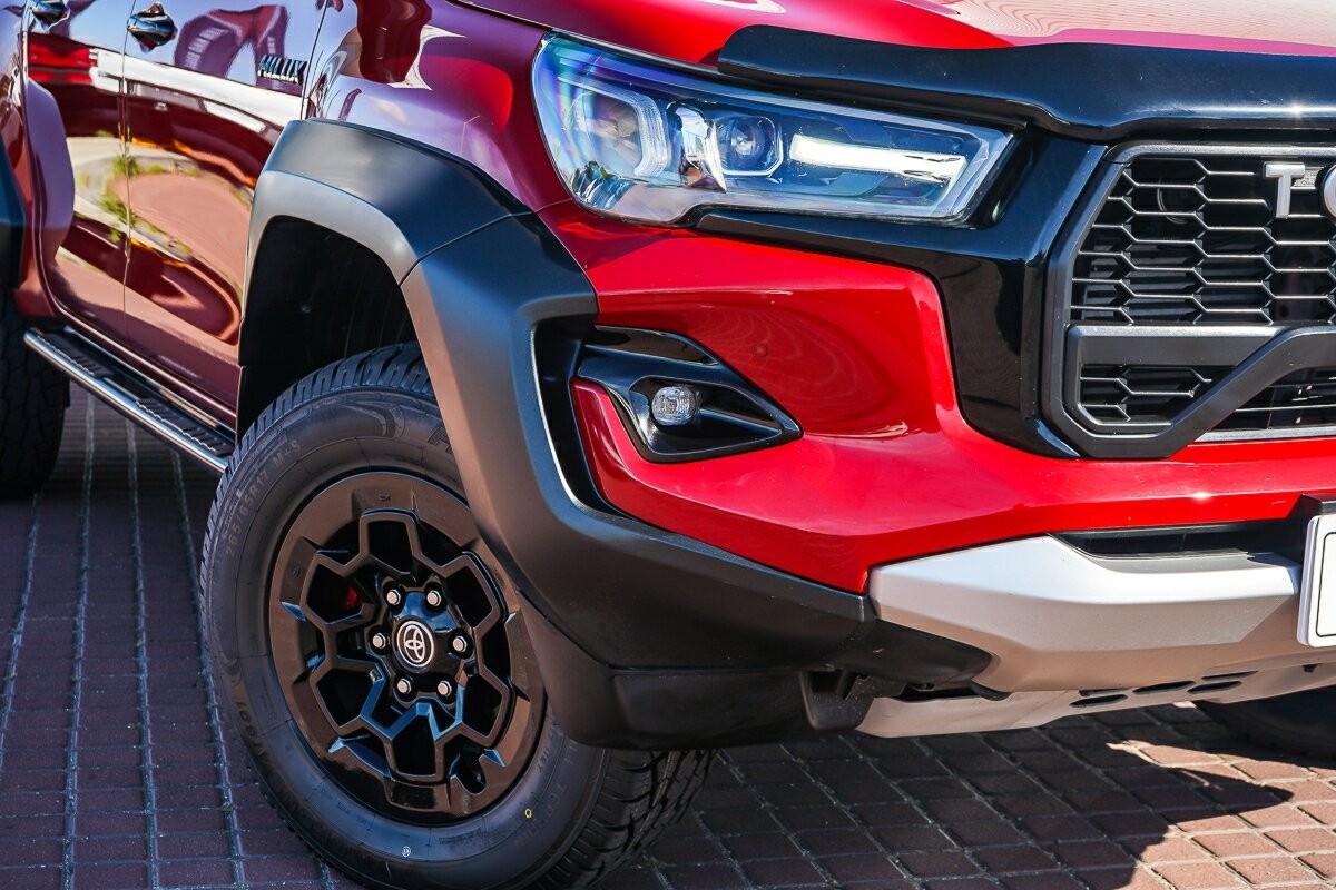 Toyota Hilux image 2