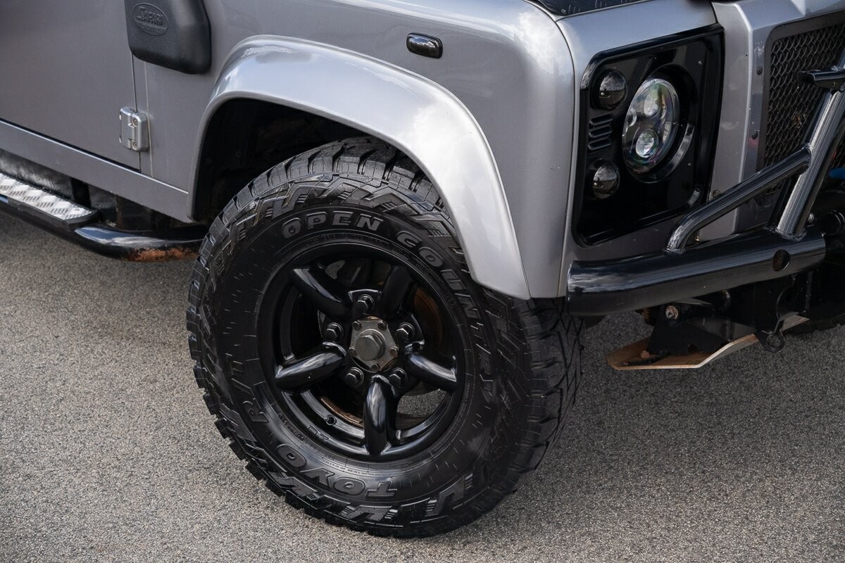 Land Rover Defender image 2